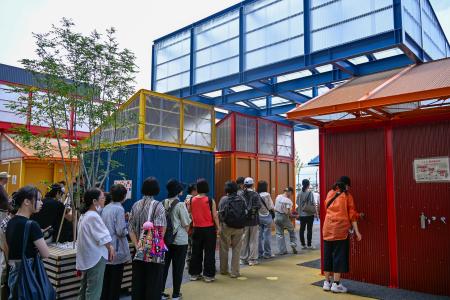 「大阪府立花の文化園」に一部を移設する方針が発表された万博会場のトイレ＝１０日午後、大阪市此花区の夢洲