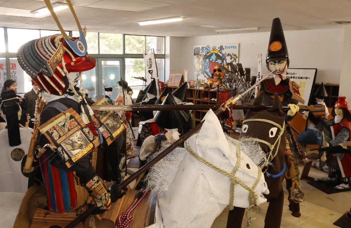 都甲史戴星塾の会員らが制作した吉弘統幸の生涯を紹介するかかし＝豊後高田市新城の都甲地域歴史資料展示場