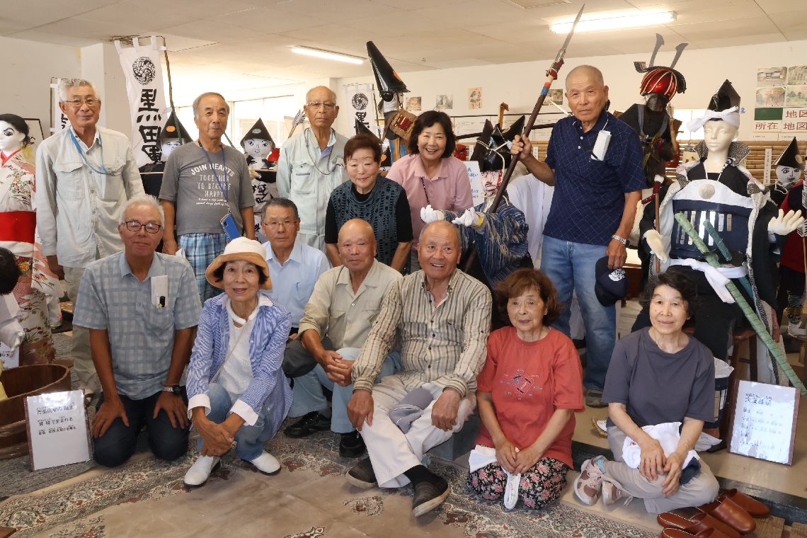 吉弘統幸の生涯を紹介するかかし約５０体を作った都甲史戴星塾の会員ら