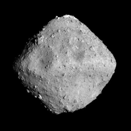 探査機はやぶさ２が撮影した小惑星リュウグウ（宇宙航空研究開発機構、東京大など提供）