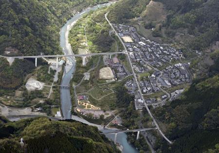 川辺川ダム建設に伴う水没予定地周辺。集落は高台の代替地（右）に移転した＝２０２４年４月、熊本県五木村（共同通信社ヘリから）