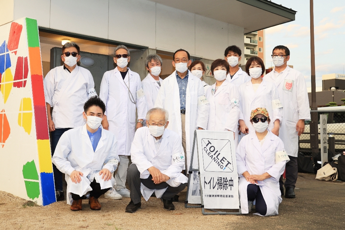 サントリー地域文化賞を受賞した「大分圏清掃整理促進運動会」のメンバーら＝大分市末広町