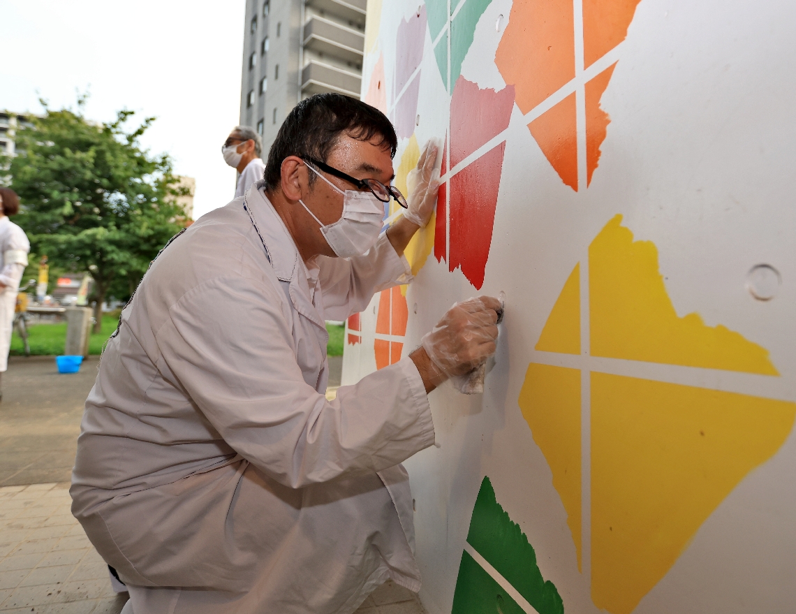 清掃パフォーマンスをするメンバー