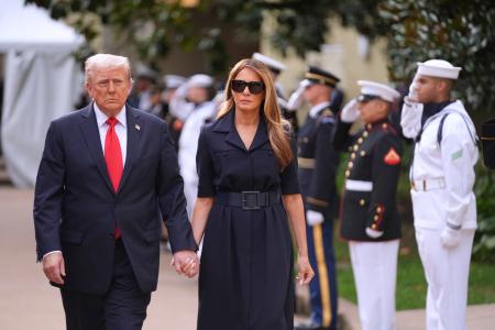 １１日、ワシントン郊外の国防総省で、米中枢同時テロの追悼式典に出席するトランプ大統領（左）と妻メラニアさん（ＡＰ＝共同）