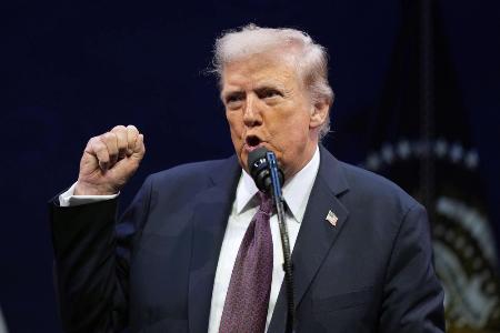 ８日、ワシントンで開かれた公聴会で演説するトランプ米大統領（ＡＰ＝共同）