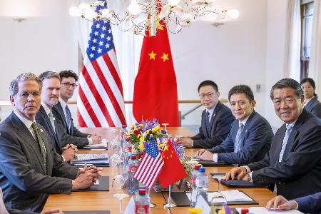 米通商代表部がＸ（旧ツイッター）に投稿したスイスで貿易協議に臨むベセント米財務長官（左端）と中国の何立峰副首相（右端）の写真（共同）