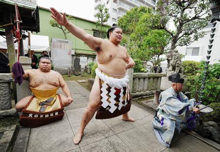 野見宿禰神社で土俵入りを行う横綱大の里。太刀持ち高安＝１２日、東京都墨田区（代表撮影）