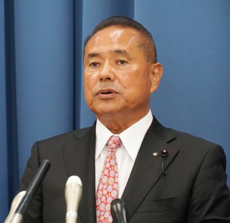 記者会見する小谷野五雄県議＝１２日午前、埼玉県庁