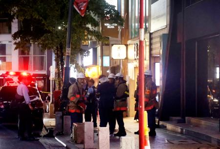 ビルに入る会社の従業員が刺された東京都港区赤坂の現場周辺＝１２日午後６時４５分ごろ