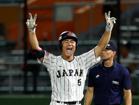 パナマ戦のタイブレークの８回、同点打を放ち、喜ぶ為永＝沖縄セルラー