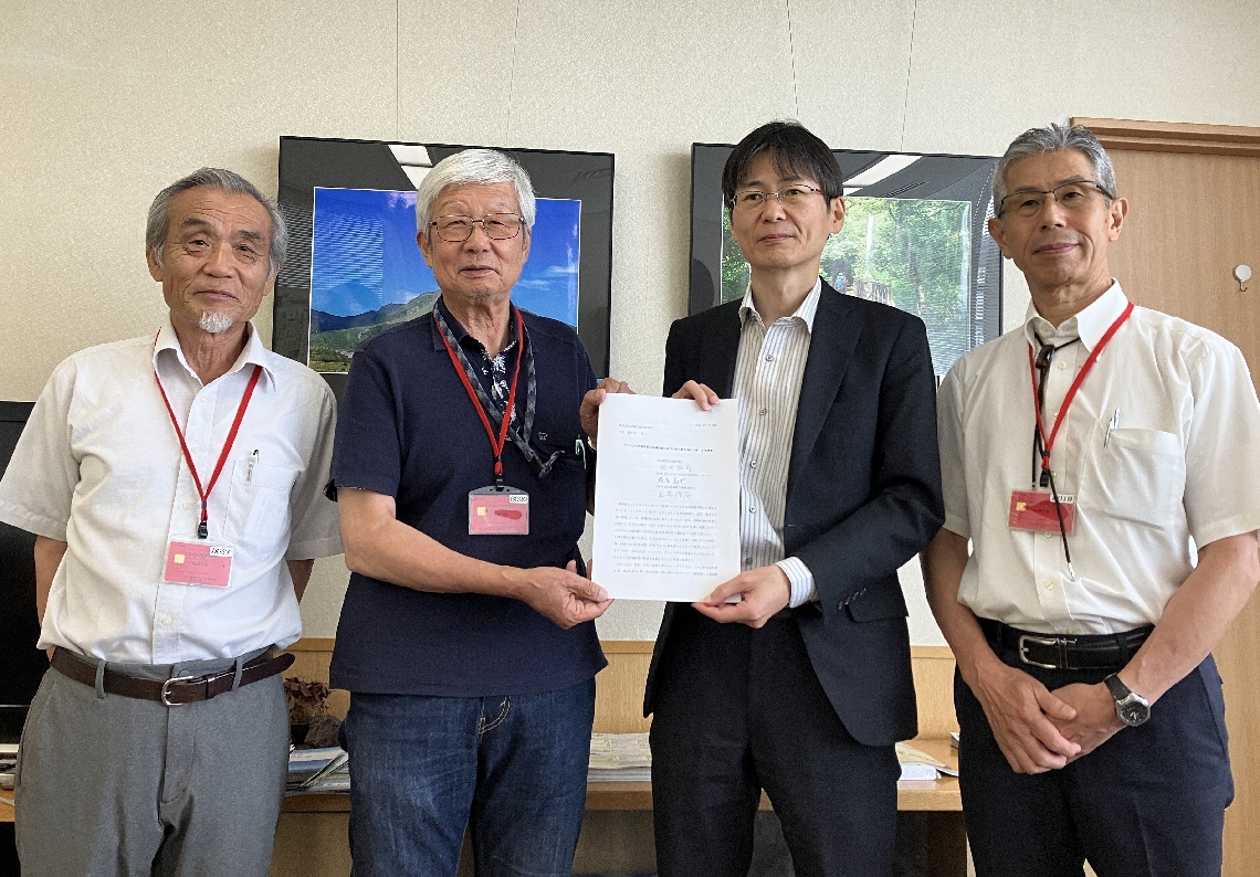 要望書を提出したＮＰＯ法人おおいた生物多様性保全センターなど３団体の代表者ら＝熊本市の環境省九州地方環境事務所（センター提供）