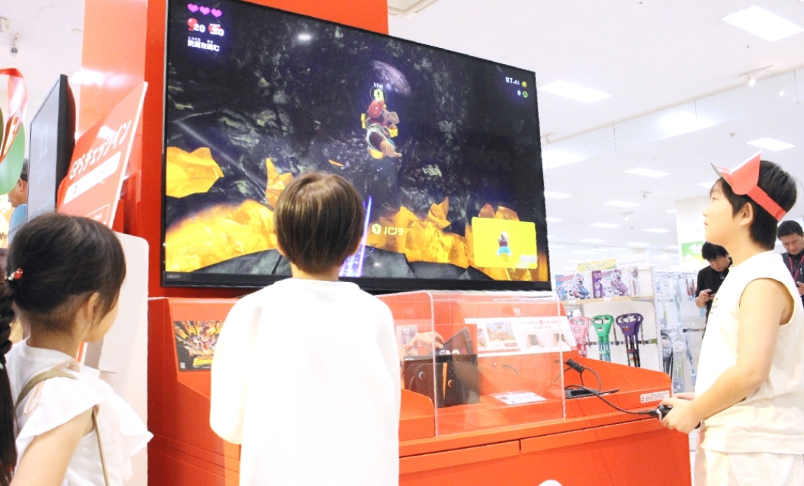 人気ゲーム機「ニンテンドースイッチ２」の体験コーナーで遊ぶ子どもたち