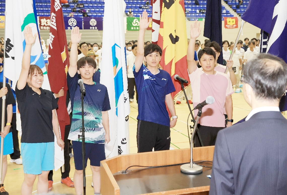 選手宣誓をする（左から）国東・東国東の松村さん、杵築の松崎さん、速見の清家さん、別府の和田さん