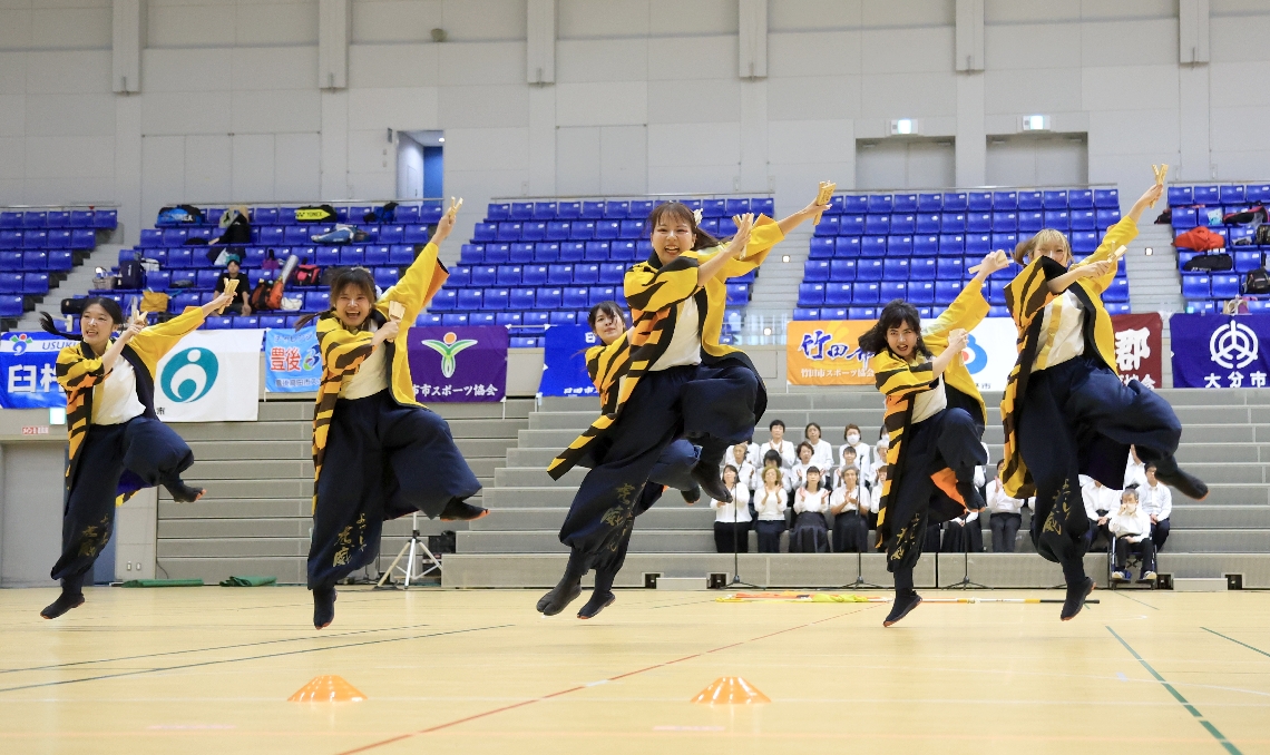 力強い演舞を披露するＡＰＵよっしゃ虎威のメンバー