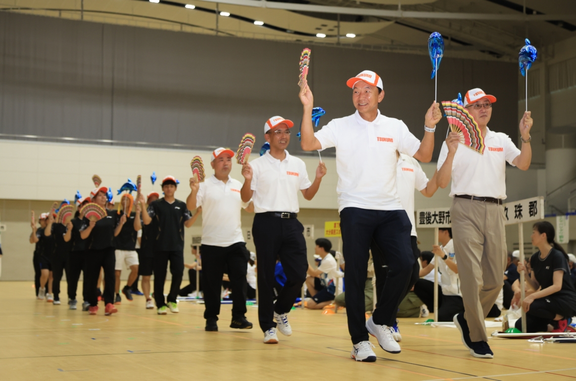 地元のシンボルを掲げて入場する選手団