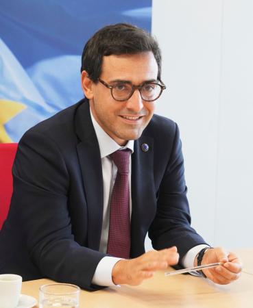 ブリュッセルでインタビューに答えるＥＵ欧州委員会のセジュルネ上級副委員長（共同）
