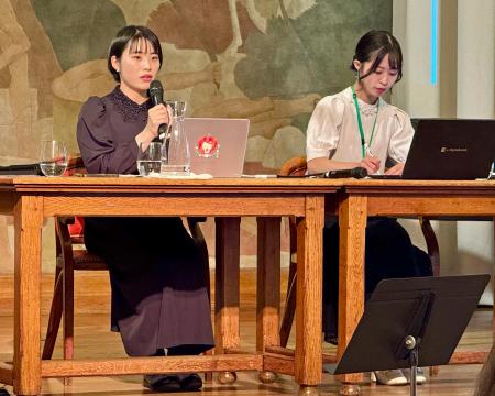 被爆者の体験について講演する平林千奈満さん（左）と井上つぐみさん＝１２日、パリ（共同）
