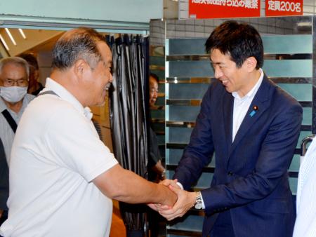 支援者と握手する小林元経済安保相（右）＝１３日午後、千葉県八千代市
