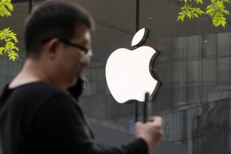 北京市内のアップルストアに掲げられたロゴマーク＝４月（共同）