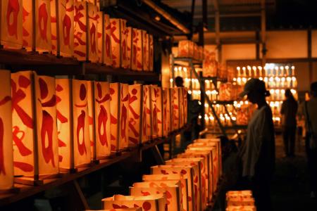 光三宝荒神社の「献灯祭」で、境内に並べられた紙灯籠＝１３日夜、和歌山県橋本市