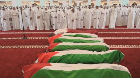 イスラエルの空爆で亡くなった人の葬儀に参列する人たち＝１１日、カタール・ドーハ（Ｑａｔａｒ　ＴＶ／Ｒｅｕｔｅｒｓ　ＴＶ提供、ロイター＝共同）