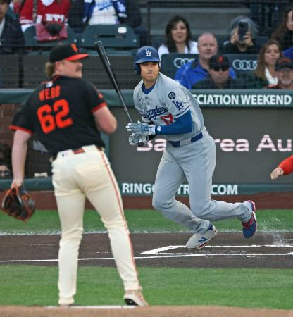 ジャイアンツ戦の１回、遊撃への内野安打を放つドジャース・大谷。投手ウェブ＝サンフランシスコ（共同）