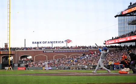 ジャイアンツ戦の３回、４９号ソロを放つドジャース・大谷＝サンフランシスコ（共同）