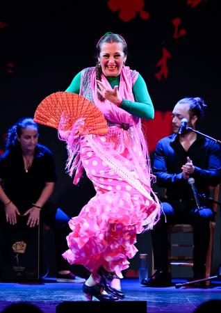 スペイン館のフラメンコショーで踊りを披露するアンパロ・ナバロさん＝大阪市此花区の夢洲