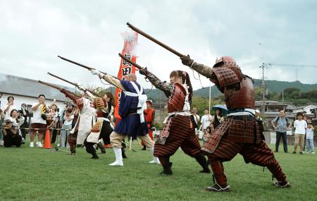 オープニングセレモニーで披露された紀州九度山真田鉄砲隊の演武＝１４日、和歌山県九度山町