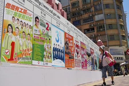 マカオの立法会選挙のため張り出された候補者のポスター。中国共産党に反対しない「愛国者」だけが出馬できる＝１２日（共同）