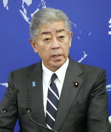 記者会見する岩屋外相＝１２日、外務省