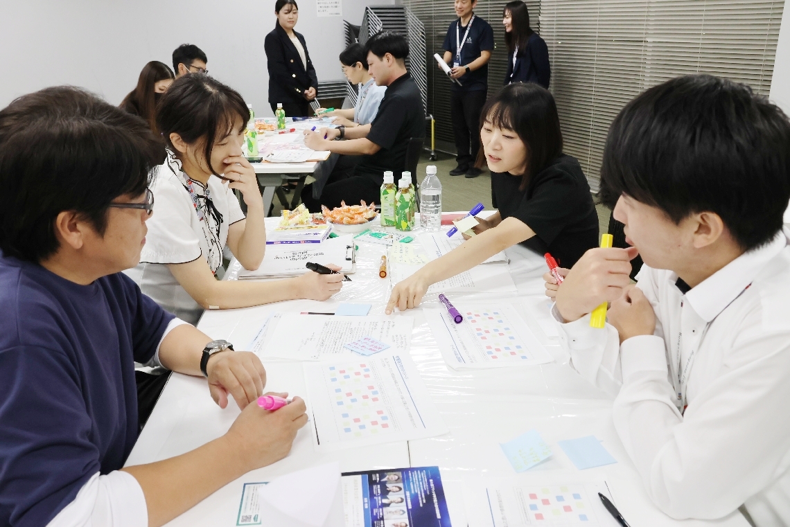 「まちの将来像」について意見を出し合う参加者＝豊後大野市中央公民館