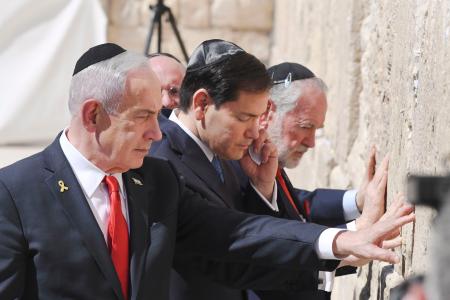 １４日、エルサレム旧市街の「嘆きの壁」で祈りをささげるルビオ米国務長官（中央）とイスラエルのネタニヤフ首相（左）ら（共同）