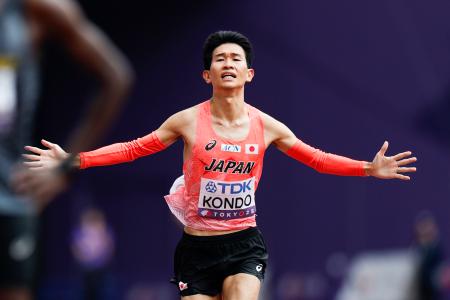 男子マラソン　ゴールに向かう近藤亮太＝国立競技場