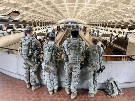 米首都ワシントンの駅に配備された州兵＝４日