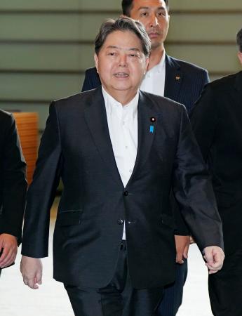 首相官邸に入る林官房長官＝１６日午前