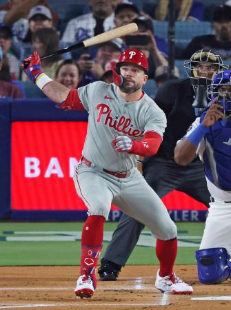 ドジャース戦の１回、５３号ソロを放つフィリーズのシュワバー＝ロサンゼルス（共同）