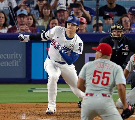 フィリーズ戦の５回、右翼線に二塁打を放つドジャース・大谷。投手スアレス＝ロサンゼルス（共同）