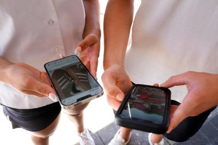 オーストラリア・シドニーでスマートフォンを手にする若者＝２０２４年１１月（ＡＰ＝共同）