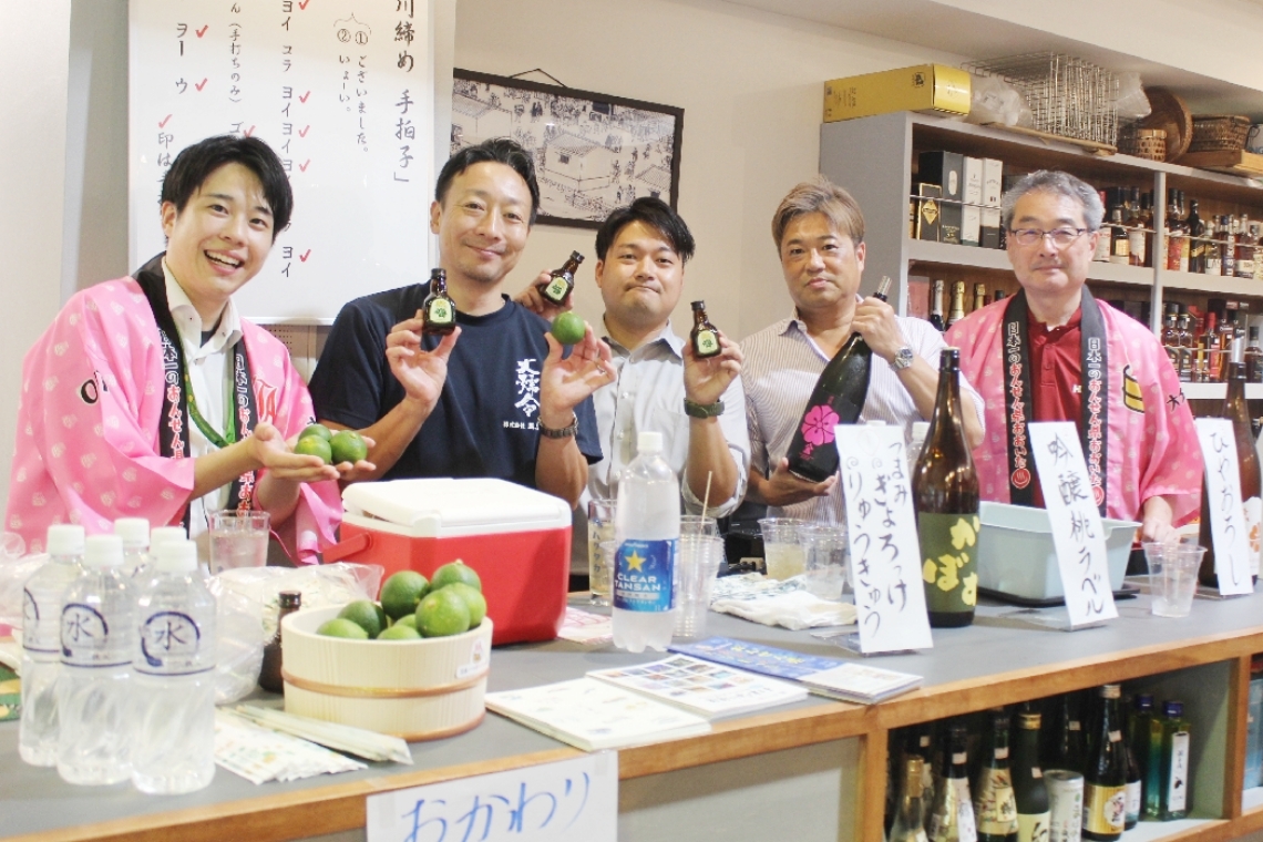 角打ち愛好者らに大分産品をアピール＝東京都中央区の今田商店