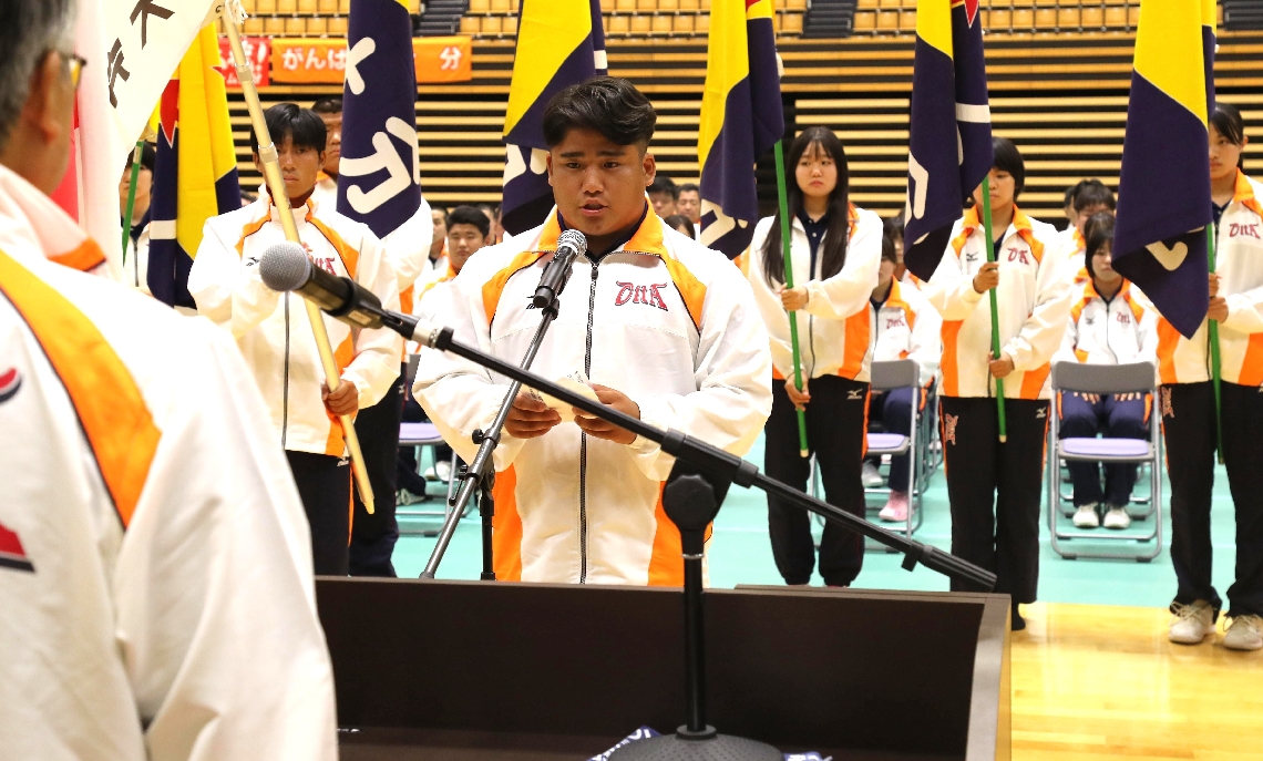 選手を代表して決意表明するラグビー少年男子の鶴田