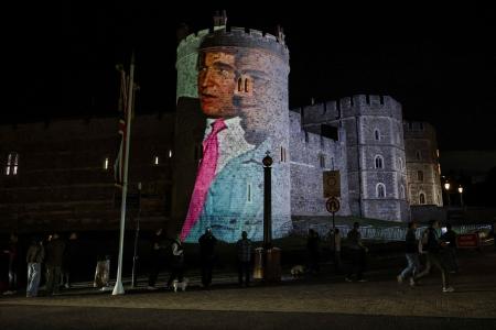 １６日、ロンドン郊外のウィンザー城に投影されたトランプ米大統領と富豪エプスタイン氏の映像（ロイター＝共同）