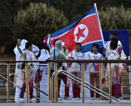 パリ五輪の開会式で、セーヌ川を船でパレードする北朝鮮選手団＝２０２４年７月、パリ（共同）