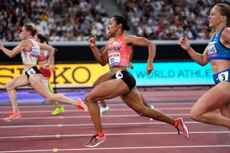 女子２００メートル予選　力走する井戸アビゲイル風果（中央）＝国立競技場