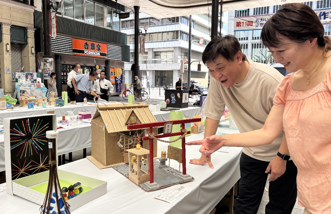 ネコを祭った神社や花火大会をモチーフにした作品など発想豊かな５９１点＝大分市のガレリア竹町ドーム広場