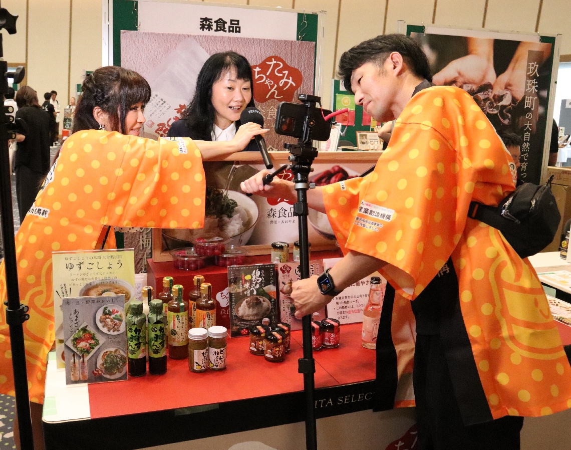 オンライン参加のバイヤーに自社商品をＰＲする事業者＝別府市