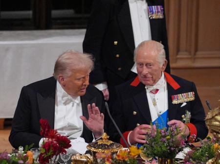 １７日、ロンドン郊外のウィンザー城で開かれた晩さん会で会話するチャールズ英国王（右）とトランプ米大統領（ゲッティ＝共同）