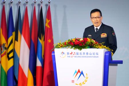 「香山フォーラム」で基調講演する中国の董軍国防相＝１８日、北京（共同）