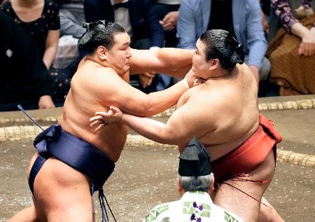 熱海富士（右）を攻める豊昇龍。寄り切りで下す＝両国国技館