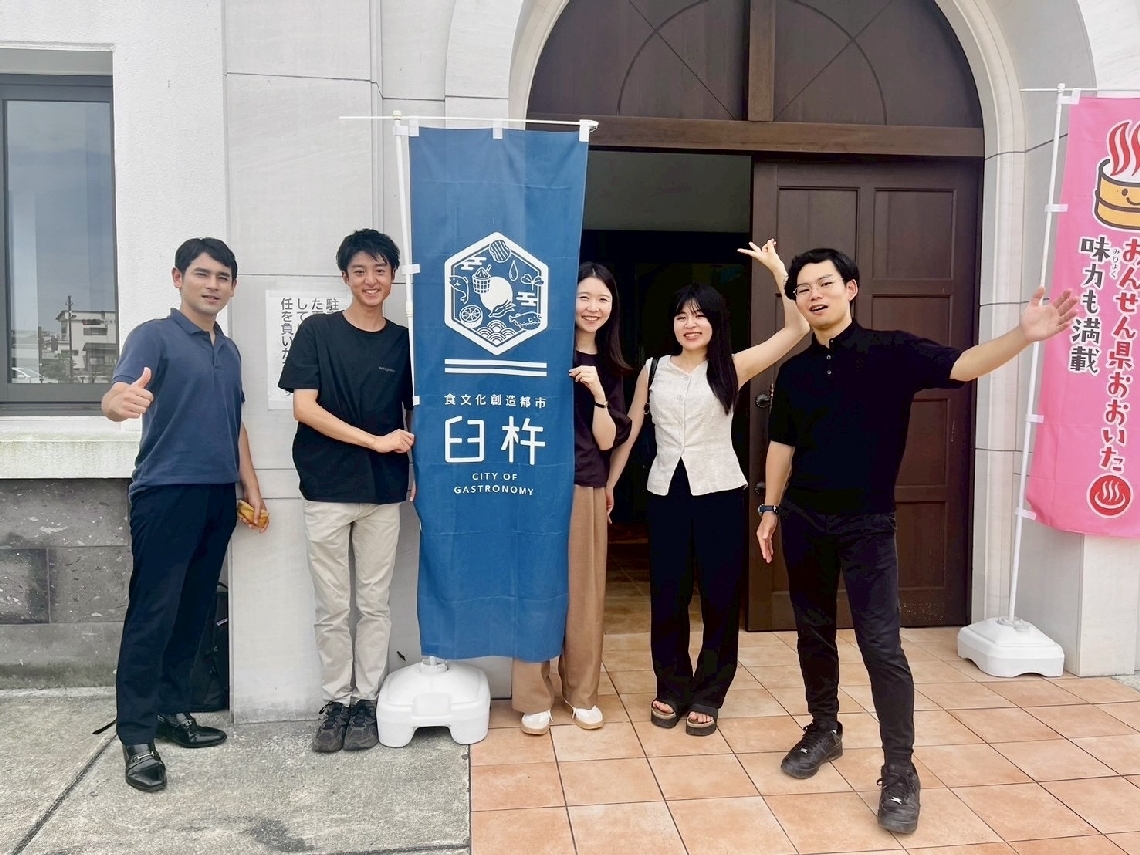 イベントを企画した佐藤世壱さん（左から２人目）ら次世代ユネスコ国内委員会メンバー＝臼杵市臼杵